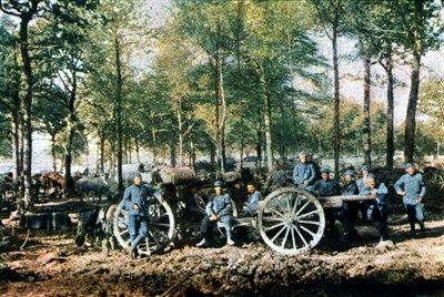Eine Gruppe französischer Artilleristen mit 75-mm-Kanonen während der Schlacht von Verdun, September 1916 von Jules Gervais Courtellemont